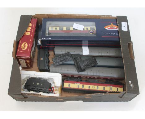 Various boxed and unboxed 00 gauge model railway coaches including boxed Bachmann 34-325 &amp; 39-052, boxed GMR 54361-9 and 