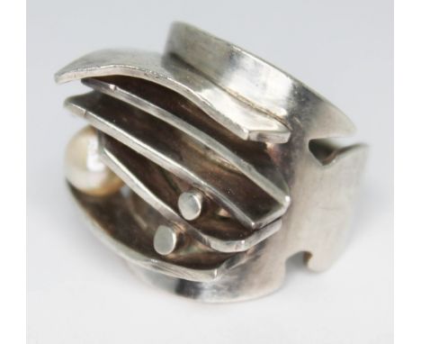 A contemporary Modernist style ring set with a beaded pearl, crafted in white metal, unmarked, gross wt. 14.66g, size P. 