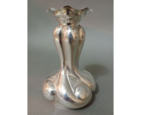 A hallmarked silver Art Nouveau vase, Birmingham, Steinhart & Co., 1905, gross weight 4.4 ozt.Height : 14.5cm. Diameter base 