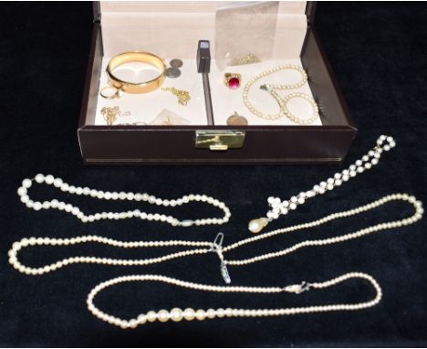 A CASED COLLECTION OF JEWELLERY  To include a 9ct gold mounted gilt Royal Wedding medallion (Charles and Diana 1981) A 1/5 9c