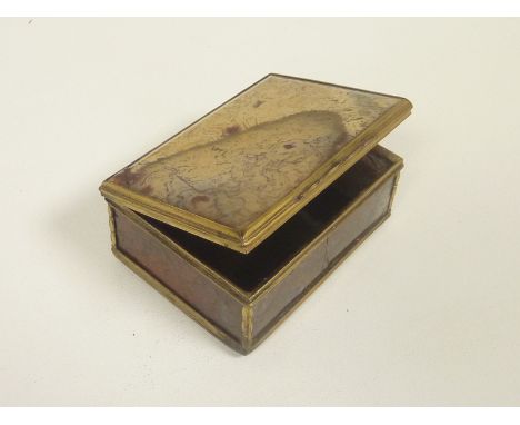 Georgian gilt metal rectangular snuff box, agate with tortoiseshell base, 72mm. Condition Report. One panel cracked.