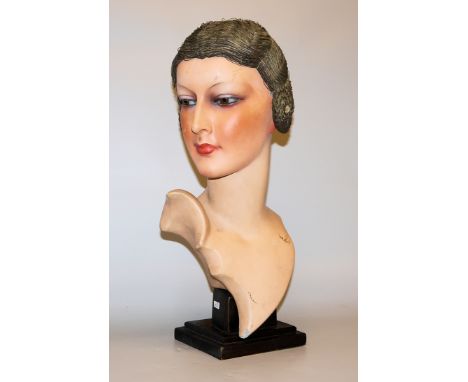 Mannequin-Büste, wohl deutsch um 1930Büste einer jungen Frau als Schaufenster-Figur für Hutmode oder Friseurbüste, Masse, han