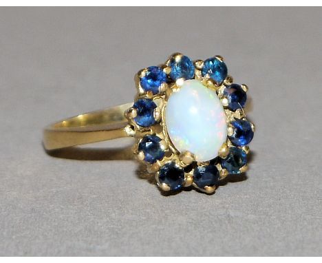 Opalring mit Saphiren, Gold18kt Gelbgold, besetzt mit einem ovalen Opal, umfasst von 10 blauen Saphiren, 3,84 g, Gr, 53