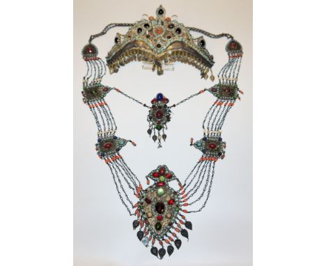 Brautkrone „Usma-tilla“ und ein Pektoral aus Usbekistan/TadschikistanEin Diadem aus vergoldetem Silber, der Augenbrauenform d