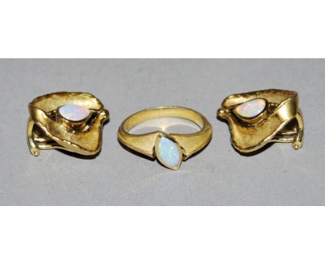 Schmuck-Set: Opal-Ring &amp;amp; Opal-Ohrclips, GoldRing, 18kt Gelbgold, teilmattiert, besetzt mit einem navettenförmigen Opa