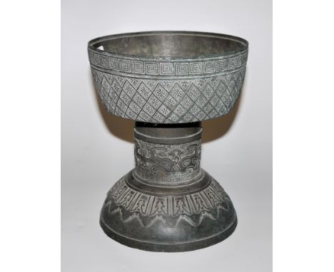 Ritualgefäß "dou" aus Bronze, Qianlong-Zeit, China 18. Jh.Schweres Bronzegefäß, nach archaischen Vorbildern im Relief dekorie