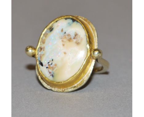 Designer-Ring mit Opal, Gold, Bettina BertelsmannBettina Bertelsmann, *1942 Berlin, 14kt Gelbgold, gepr., mattiert, besetzt m