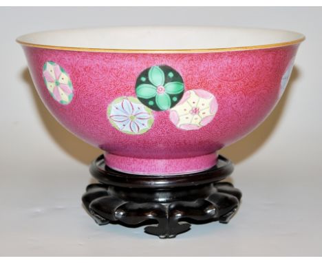 Rare Sgraffito-Schale mit "Flower ball"-Dekor, gemarkt Qianlong, chinesische Qing-ZeitPorzellanschale mit fein geritzten Rank