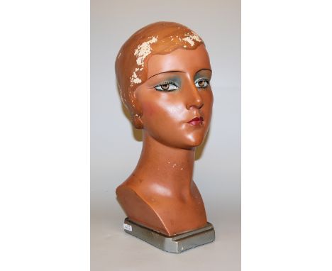 Mannequin-Büste, Belgien um 1930Hutkopf einer jungen Frau als Schaufenster-Figur, handbemalter Stuck mit fein gemalten, gesch