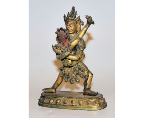 Mahakala in Yab-Yum, tantrische buddhistische Bronzeplastik, Tibet 18. Jh.Die Gottheit mit zornvollem Antlitz in geschlechtli