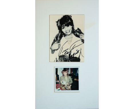 Tina Turner- Rarität von 1979, signiertes Foto mit Widmung, montiert im P.partout mit einem Polaroid- Foto beim Signieren die