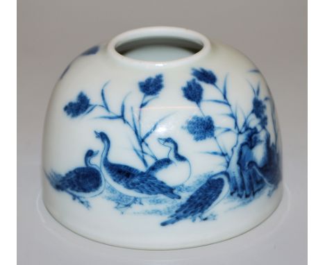 Blauweiß-Pinselwascher mit Gänsen, China 20. Jh.Pinselwaschschale aus Porzellan mit feinster Malerei eines Gänseschwarms an F