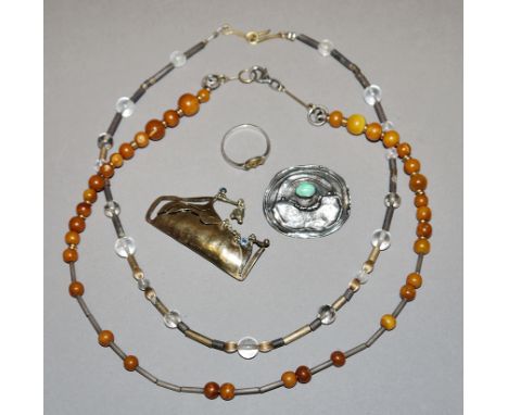 Sammlung Designer-Schmuck: 2 Colliers mit Bernstein, Turmalin-Quarz u. Bergkristall, Gold/Silber, 2 Broschen, einmal mit Opal