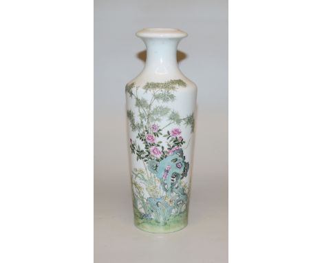 Feine Porzellanvase mit Stauden an Felsen, Republik-Zeit, China 1. H. 20. Jh.Vase mit gekanteter Schulter und Diskusförmiger 