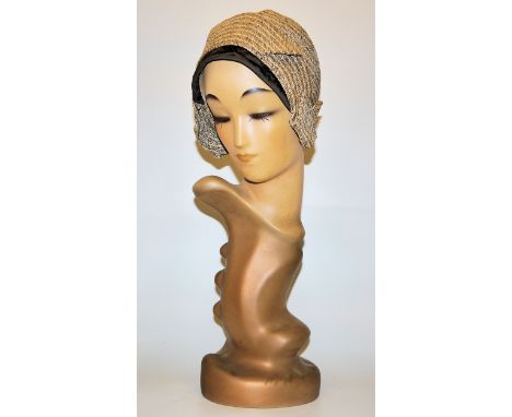 Mannequin-Kopf für Hutmode, deutsch um 1950/60Kopf einer jungen Frau, aus einer Hornmuschelform emporragend, Friseurbüste ode