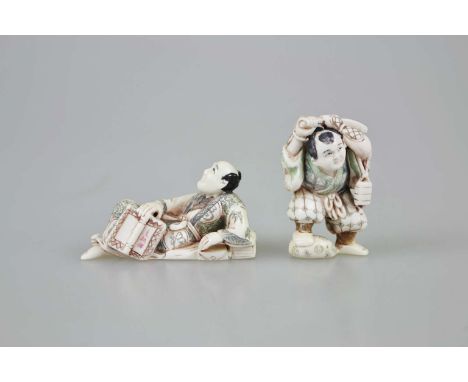 Konvolut zwei Netsuke, Japan, 1. H. 20. Jh., Elfenbein, polychrom gefasst, jew. mit Signatur: Liegender mit Buch und Mann mit