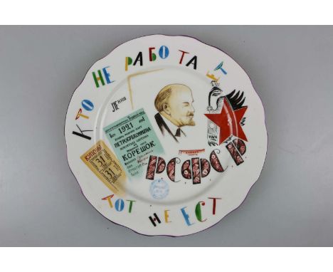Sowjetischer Propagandateller nach Adamowitsch "Wer nicht arbeitet, der isst nicht", Russland, 20. Jh., Porzellan, weiß glasi