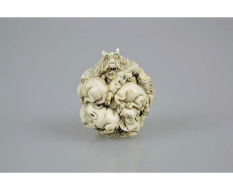 Katabori-Netsuke, Japan, wohl 19. Jh., Elfenbein, geschwärzte Binnenzeichnung, vollrunde Form, Darstellung der 12 japanischen