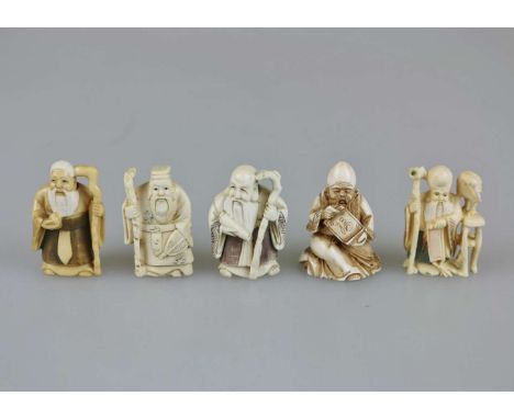 Konvolut fünf Netsuke, Japan, Elfenbein, geschwärzte Binnenzeichnung, part. polychrom gefasst, jew. mit Signatur: Netsuke Sho