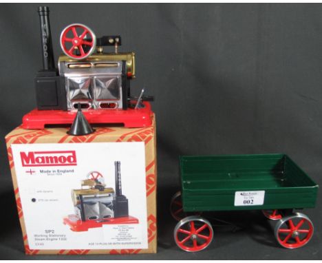 Mamod tin plate SP2 working stationary steam engine 1332 in original box. Together with a Mamod tin plate trailer. (2)
(B.P. 