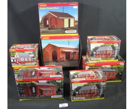 A collection of Hornby buildings and platforms to include; Great Northern skale Regis goods shed R9636, Magna goods shed 9533
