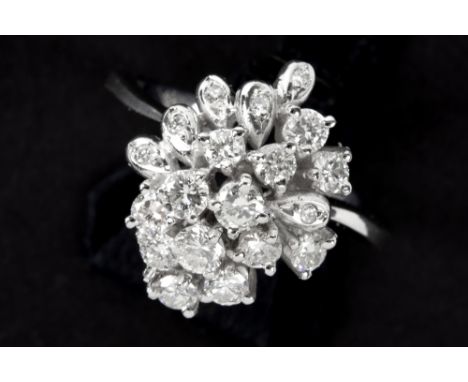 seventies' cocktailring in white gold (18 carat) with ca 1,10 carat of high quality brilliant cut diamonds || Vintage cocktai