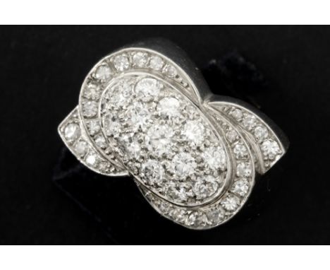 ring with a nice Art Deco design in platinum with ca 1 carat of high quality brilliant cut diamonds || Ring met een mooi Art 