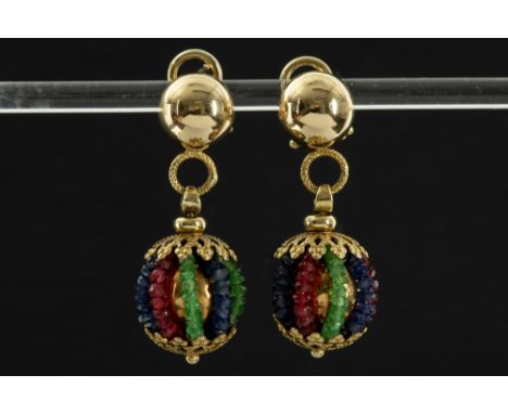 pair of earrings in yellow gold (18 carat) with sapphire, emerald and ruby || Paar verfijnd gerealiseerde oorbellen in geelgo