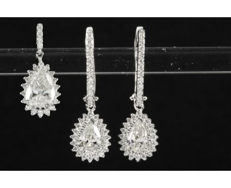 jewelry set with drop-shaped pendants in white gold (18 carat) : a pair of earrings (with ca 0,70 carat of pearshaped diamond