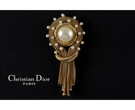 Christian Dior marked brooch (costume jewelry) in gilded metal with pearls - with its box || CHRISTIAN DIOR broche in vermeil