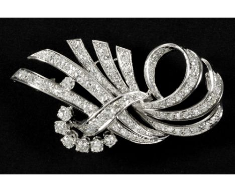 sixties' vintage brooch in platinum with ca 2,50 carat of high quality diamonds || Sixties' vintage broche in platina bezet m