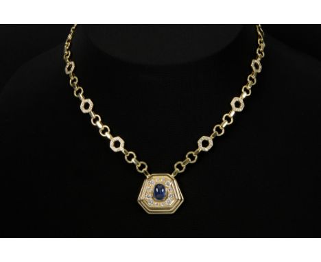 eighties' vintage pendant on a chain in yellow gold (18 carat) with a ca 1,70 carat cabochon cut sapphire and ca 1,50 carat h