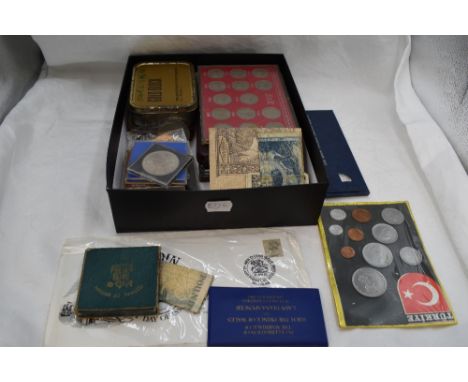 A collection of GB &amp; World Coins including GB 1970 Set, GB 1971 Set, GB 1968 Specimen Set, first &amp; second issue