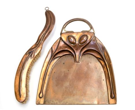 An Art Nouveau copper crumb tray and brush, with abstract repousse decoration in the Secessionist style, 21.5cm long