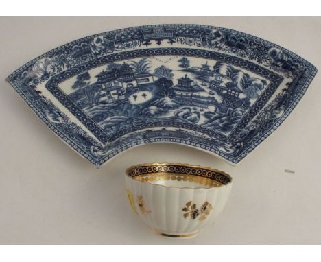 A Caughley blue and white printed hors d'oeuvres dish, together with a Caughley fluted tea bowl, decorated with flower sprays
