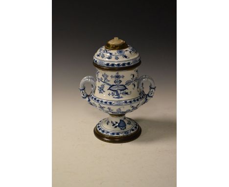 Early 20th Century Meissen-style brass and porcelain table lamp decorated in an 'Onion Flower' pattern, 30cm high excluding f