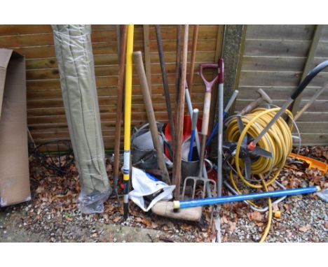 Assorted garden tools to include; Hozelock hose reel with Harris extension pole, galvanised watering cans, garden parasol, et