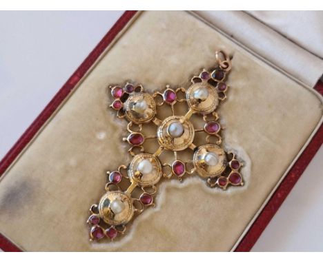 A ANTIQUE GOLD PEARL AND RED STONE PENDANT IN BOX 10.8 GMS