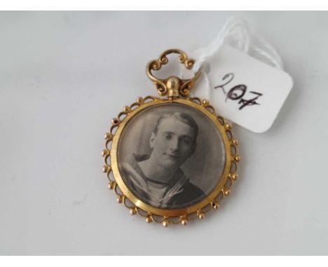 A portrait pendant 9ct 5.3 gms