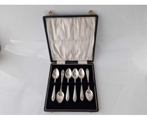 A set of six tea spoons in fitted case, 90g