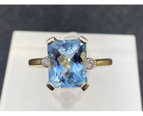 A BRIGHT AQUAMARINE AND DIAMOND RING Size M 2.5g