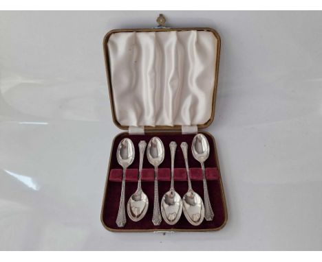 A box set of six large tea spoons with beaded edges, Birmingham 1936/7, 102g