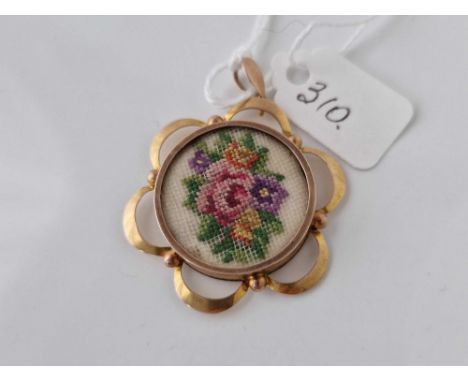 A tapestry pendant 9ct 4.2 gms