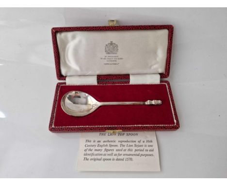 A reproduction Lion top spoon in fitted case, 34g