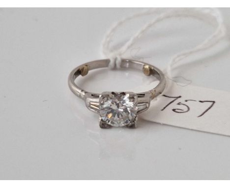 A STUNNING DECO DIAMOND RING SET IN PLATINUM SIZE K