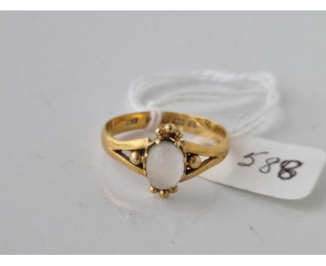 A VICTORIAN RING SET WITH MOONSTONE 22CT GOLD SIZE R 3.4 GMS