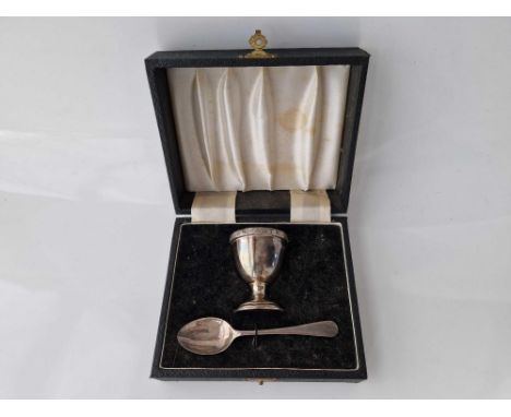 Boxed egg cup and spoon with Celtic style rim. Birmingham 1958. 46gms