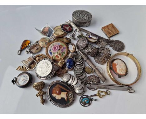 A bag of assorted jewellery items