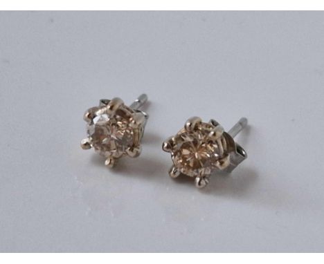 Pair of diamond studs in 18ct white gold and platinum, total weight of diamonds 0.85cts