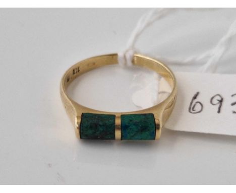 A malachite ring 14ct gold size O 2.4 gms